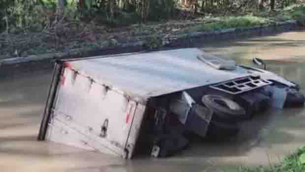 Truk Boks Muat Susu Tercebur ke Sungai di Grobogan