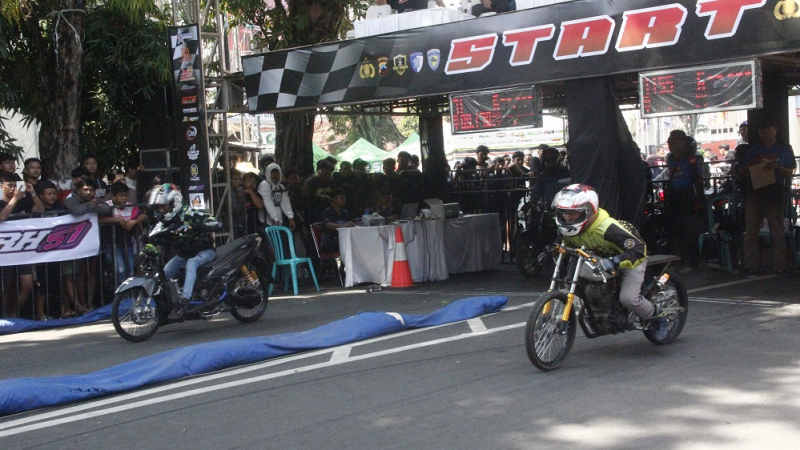 Ribuan Pebalap Adu Cepat di Bhayangkara Drag Bike 2025 Grobogan