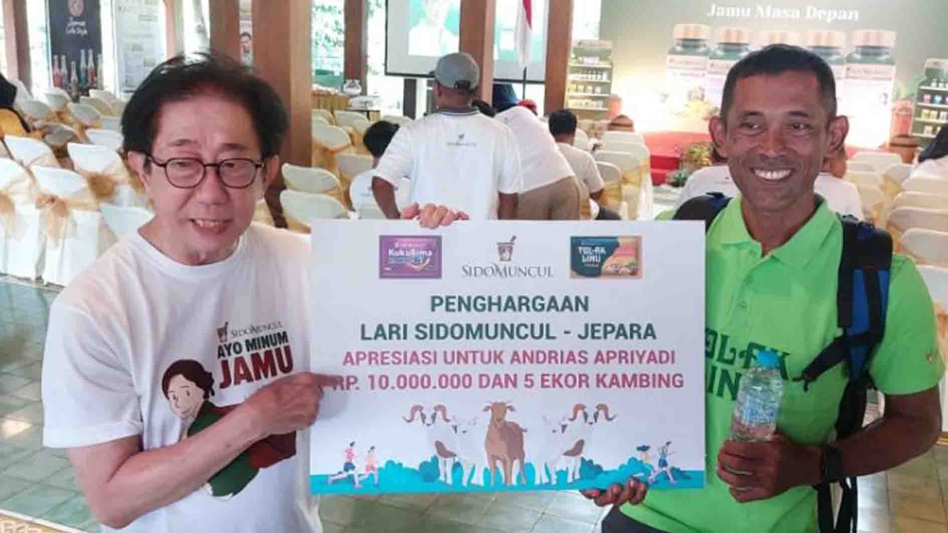 Satpam Penuhi Nazar Lari 140 KM Dapat Penghargaan Direktur Sidomuncul