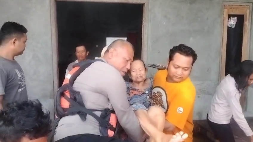 Detik-Detik Evakuasi Korban Banjir di Tegowanu Grobogan