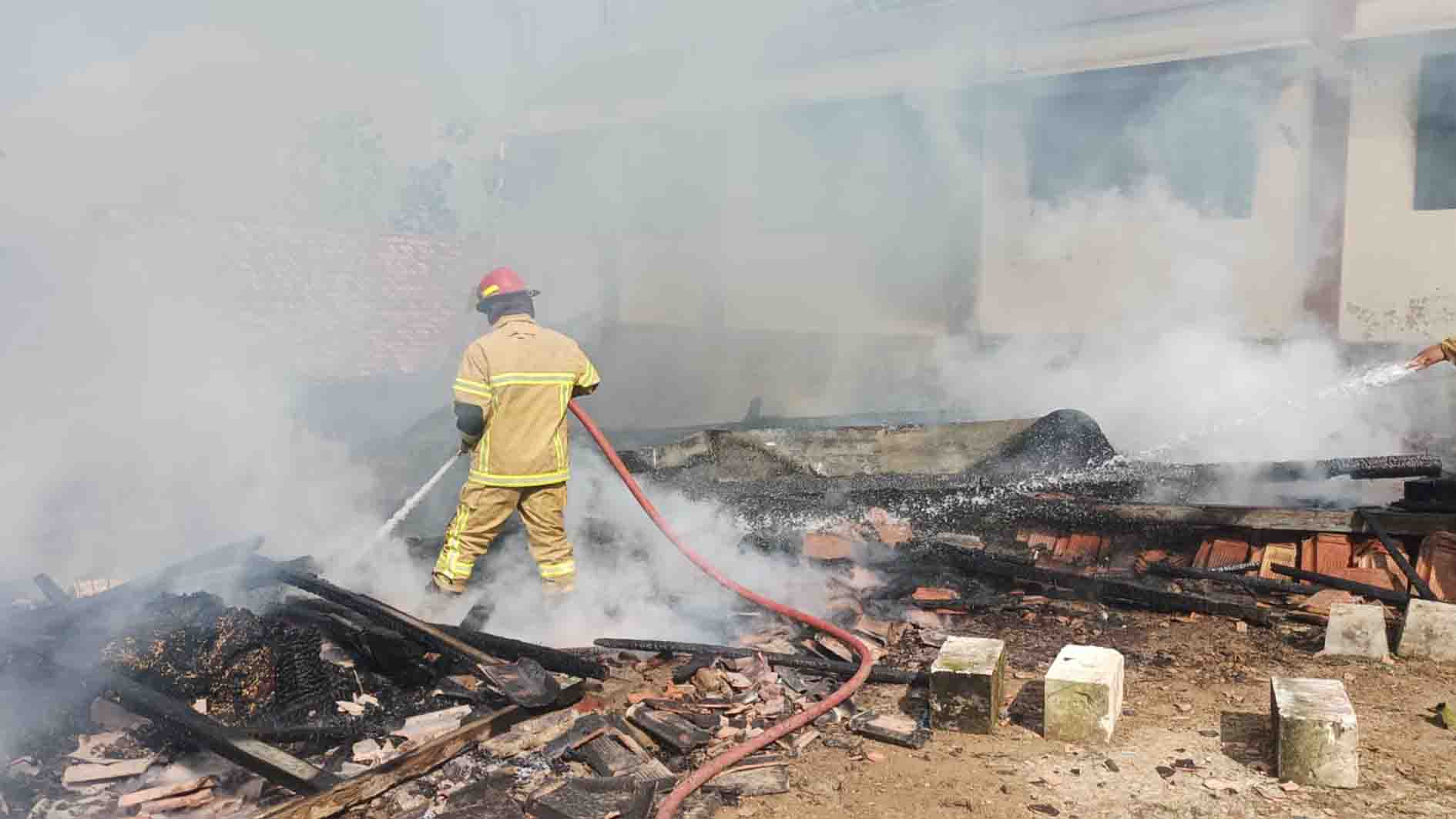 Hendak Mengajar, Guru di Tambakselo Grobogan Kaget Ada Rumah Terbakar