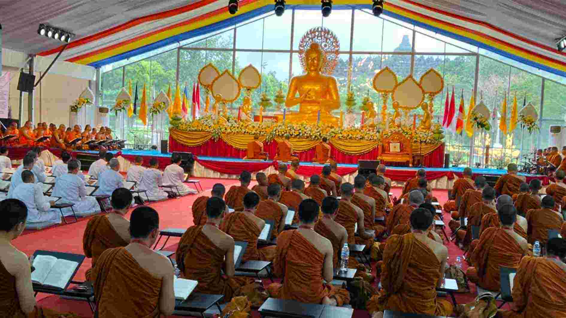 Ribuan Umat Buddha Ikuti Indonesia Tipitaka Chanting di Borobudur
