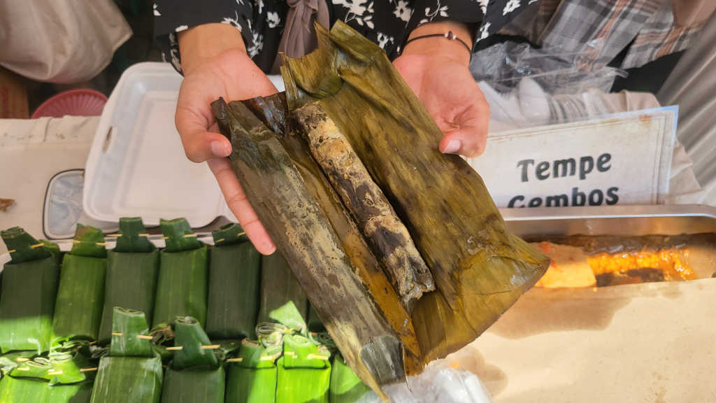 pepes-ndog-iwak-goyang-lidah-pengunjung-pasar-kuliner-jadul-kudus