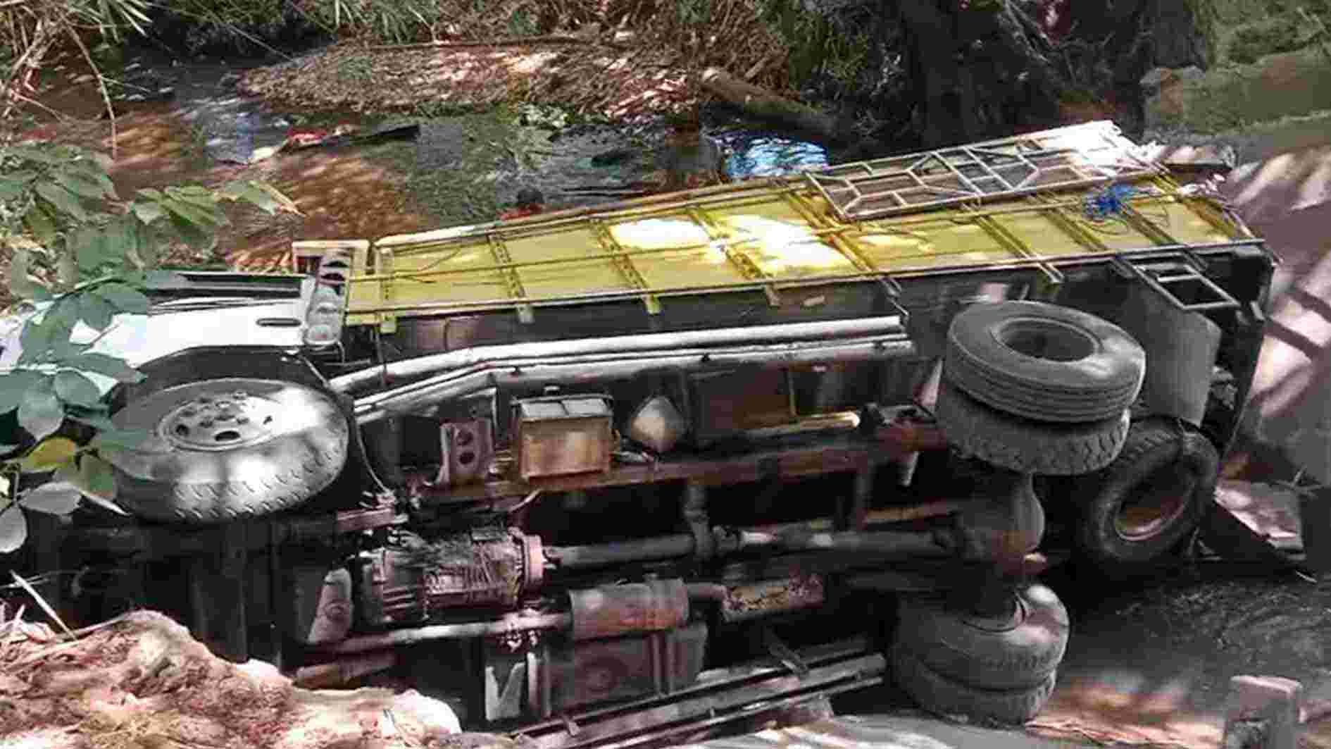 Lewat Jembatan Kecil, Truk Muat Kayu di Kedung Jepara Nyemplung Sungai