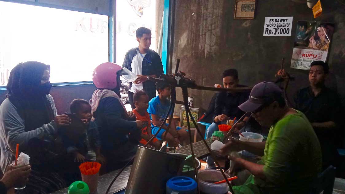 dari-pikulan-ke-ruko-jejak-manis-es-dawet-moro-seneng-kudus