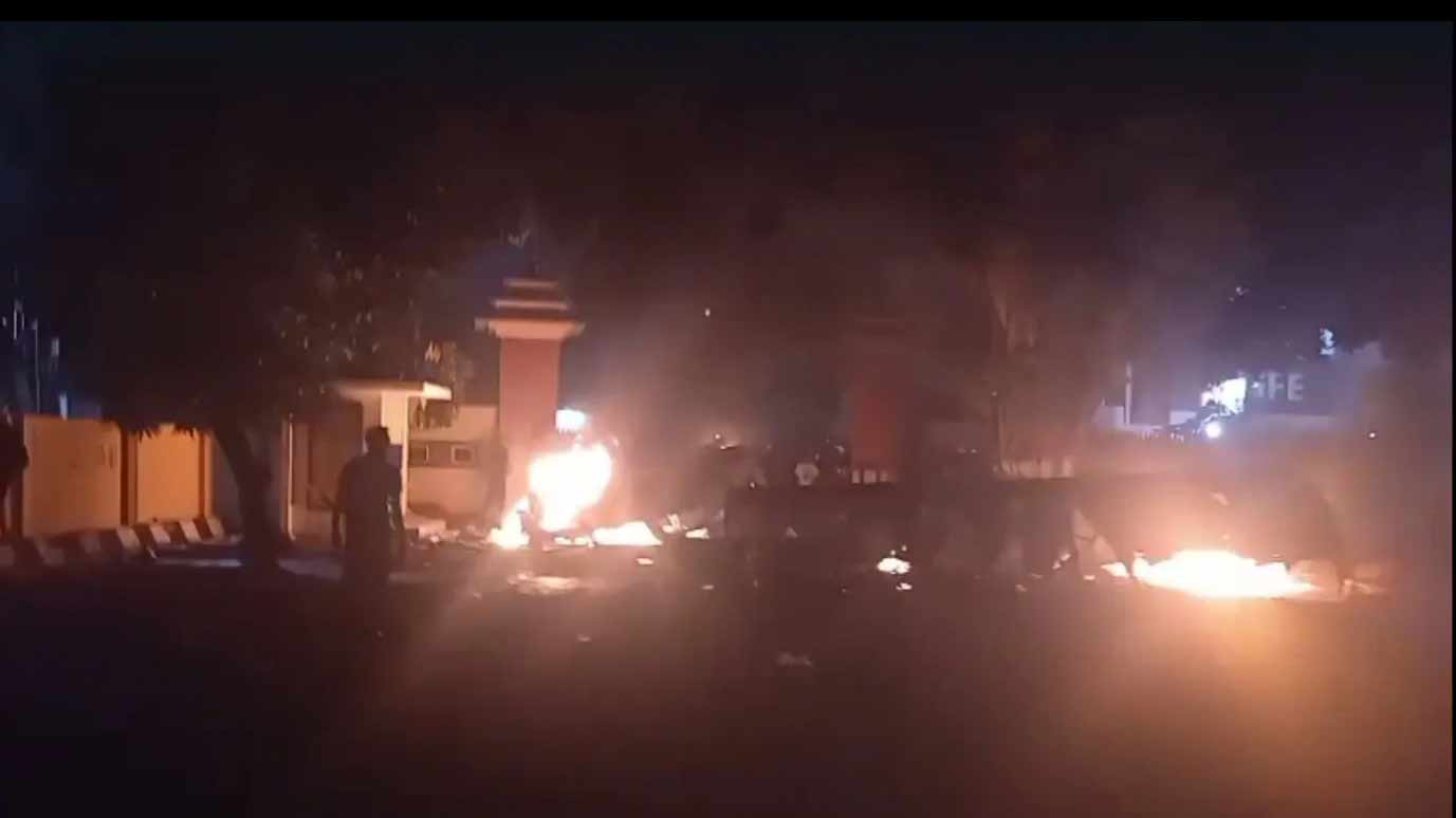 Demo di Yogyakarta, Gedung dan Mobil Terbakar, Mapolda Gelap Gulita