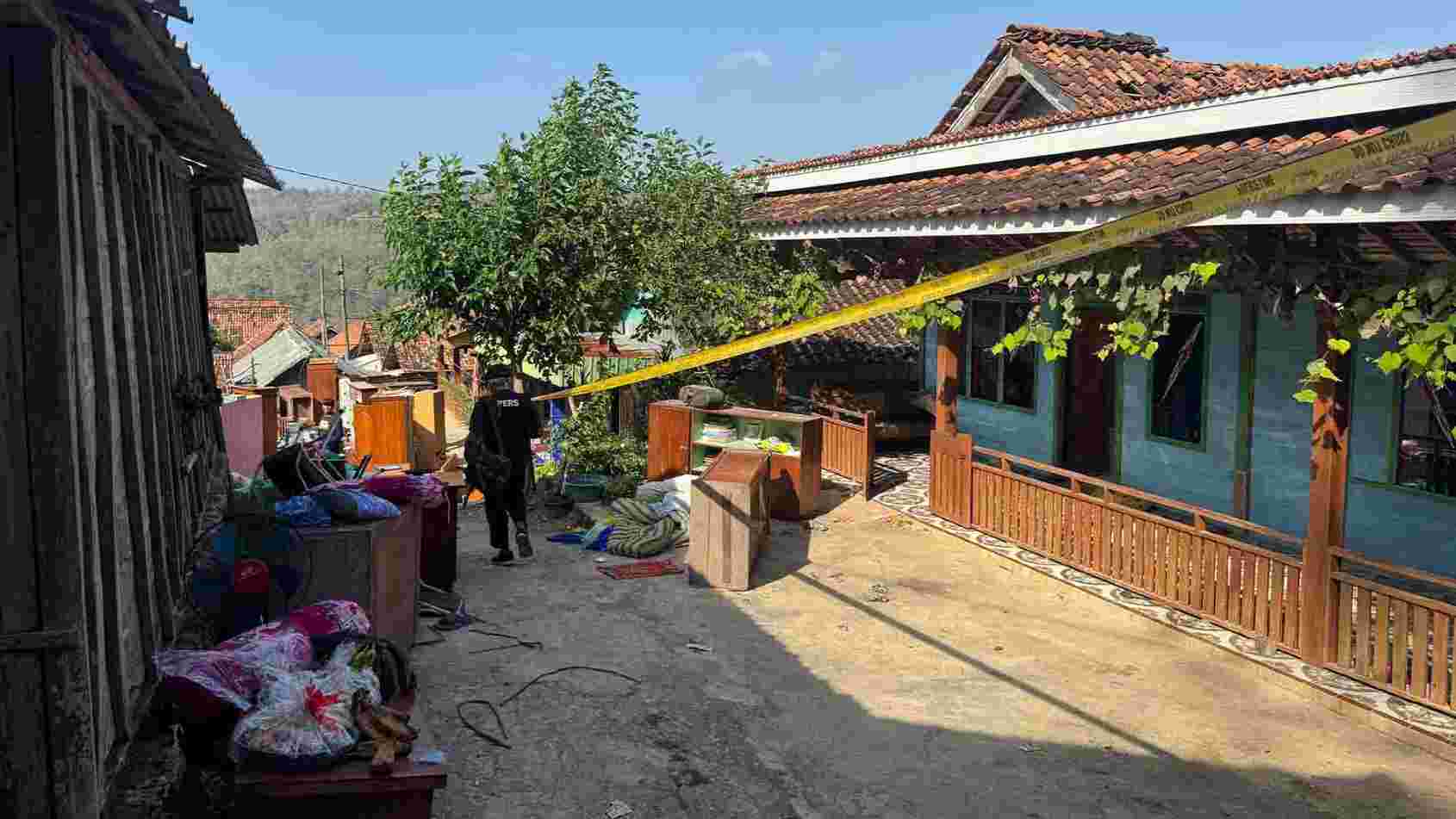 Melihat Kesibukan Warga Mengungsi Imbas Kebakaran Sumur Minyak Blora