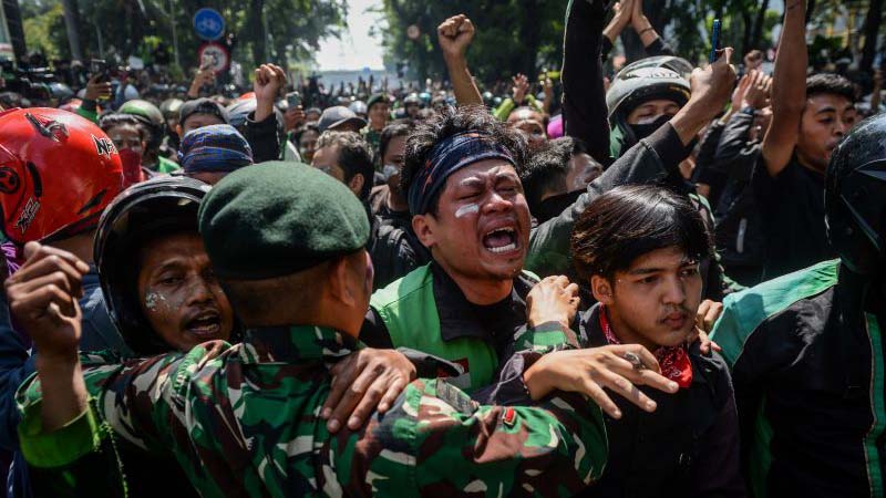 Demo Ojol di Markas Brimob Solo Memanas: Lempar Batu-Jebol Gerbang