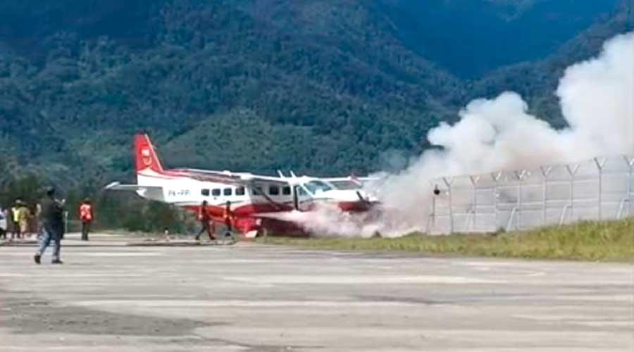 Pesawat Kargo Amole Air Terbakar di Bandara Ilaga Papua Tengah