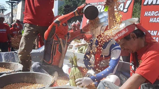 Protes Harga Pakan, Peternak Ayam Solo Raya Gelar Aksi Mandi Jagung