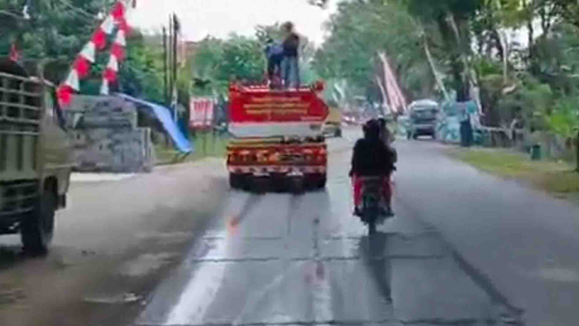 Solar Tumpah di Jalan Raya Ngabenrejo Grobogan Bikin 2 Pemotor Celaka
