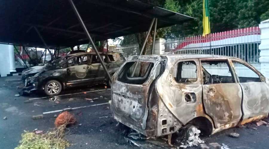 Demo Ricuh di Kejati Jambi, Mobil Operasional Wartawan Dibakar