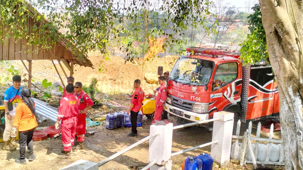 Padamkan Kebakaran Sumur Minyak Blora, Belasan Tangki Air Dikerahkan