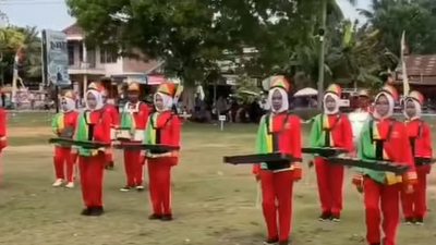 Pawai Drumband HUT RI Dirusak Lagu Selamat Ulang Tahun Istri Camat