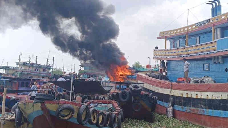 Kapal Nelayan Kebakaran di Juwana Pati , Diduga Ini Sebabnya