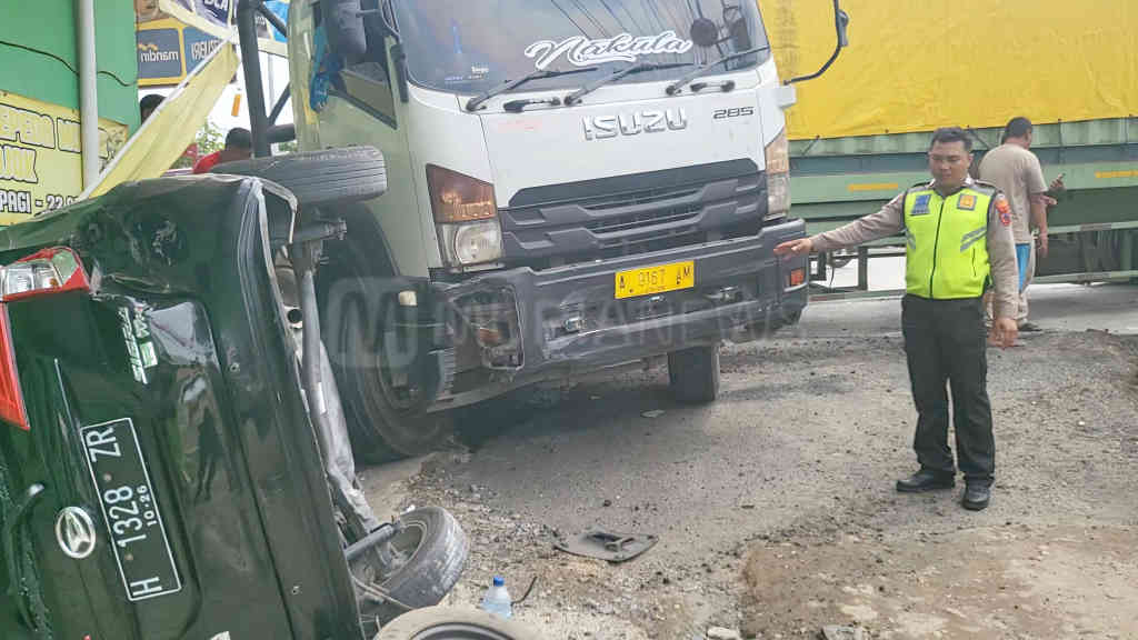 Truk Tronton Kecelakaan Tabrak Dua Mobil di Kudus, Satu Mobil Terbalik