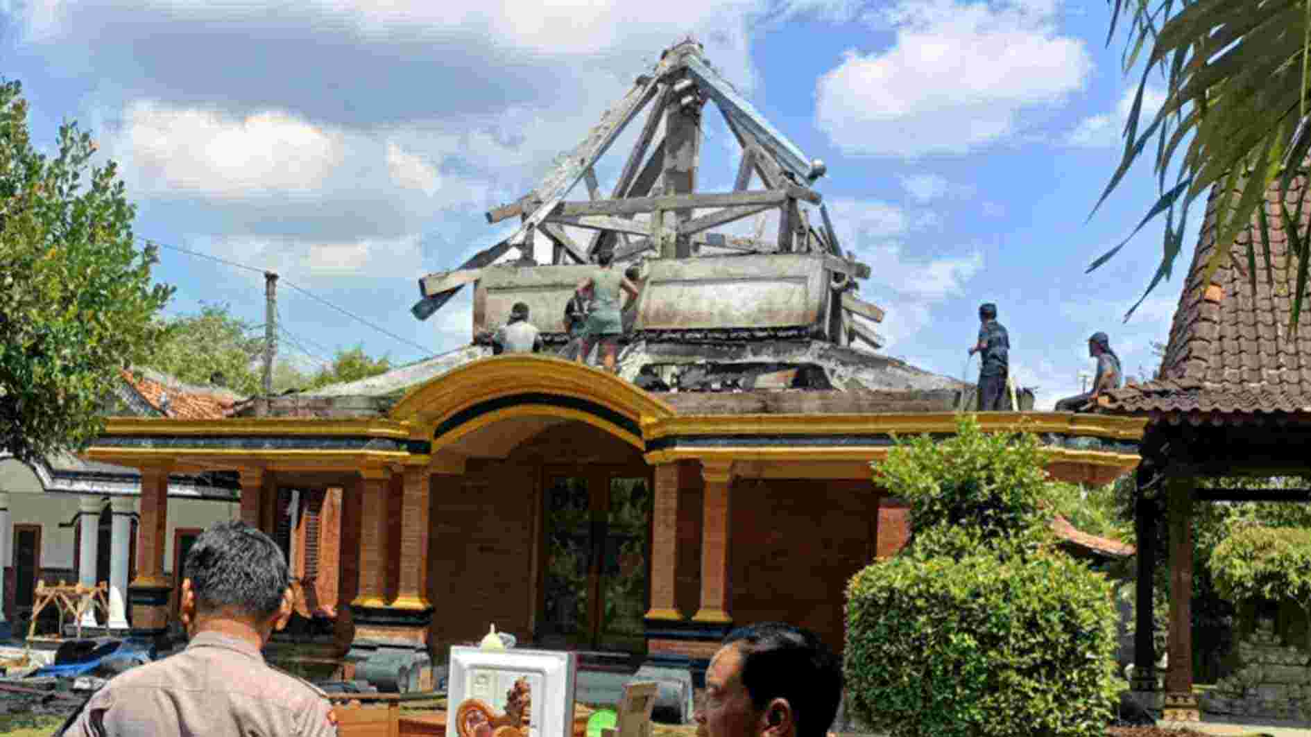 Atap Masjid Ponpes Alang-Alang Kumitir Toroh Grobogan Terbakar