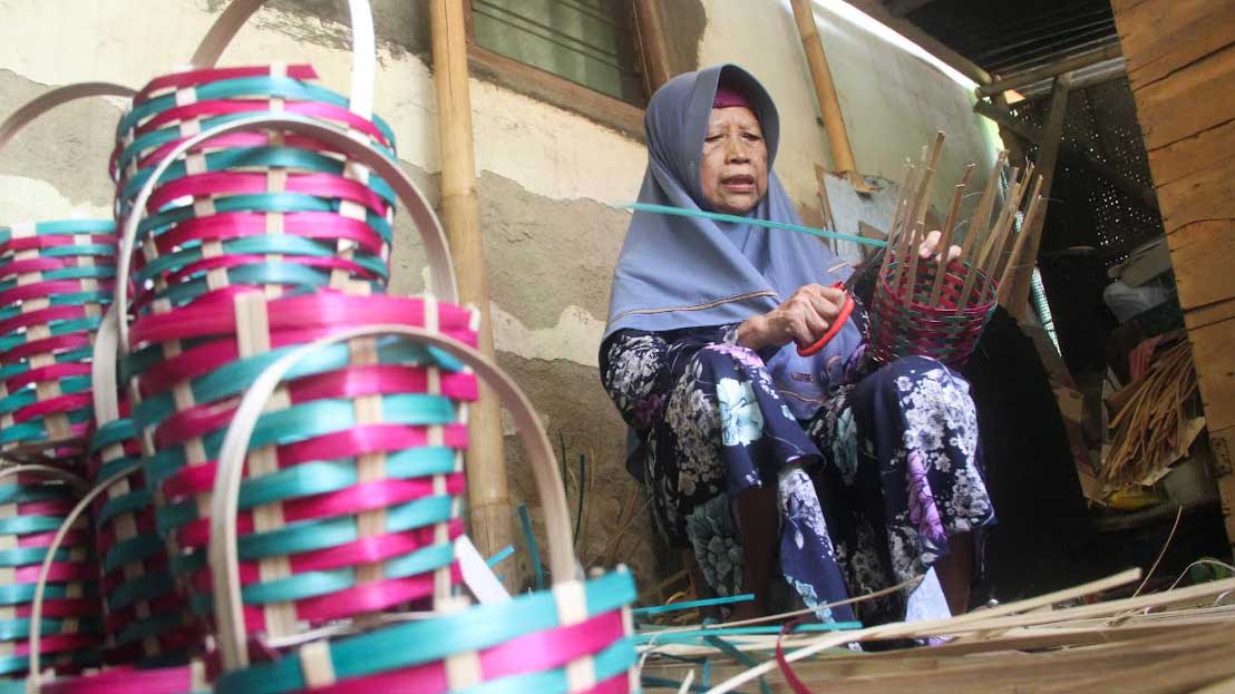 Perajin Keranjang Golok-Golok Mentok Kudus Kebanjiran Pesanan