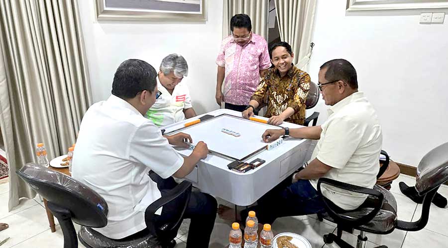 Viral Foto Menhut Raja Juli Antoni Main Domino, Langsung Klarifikasi