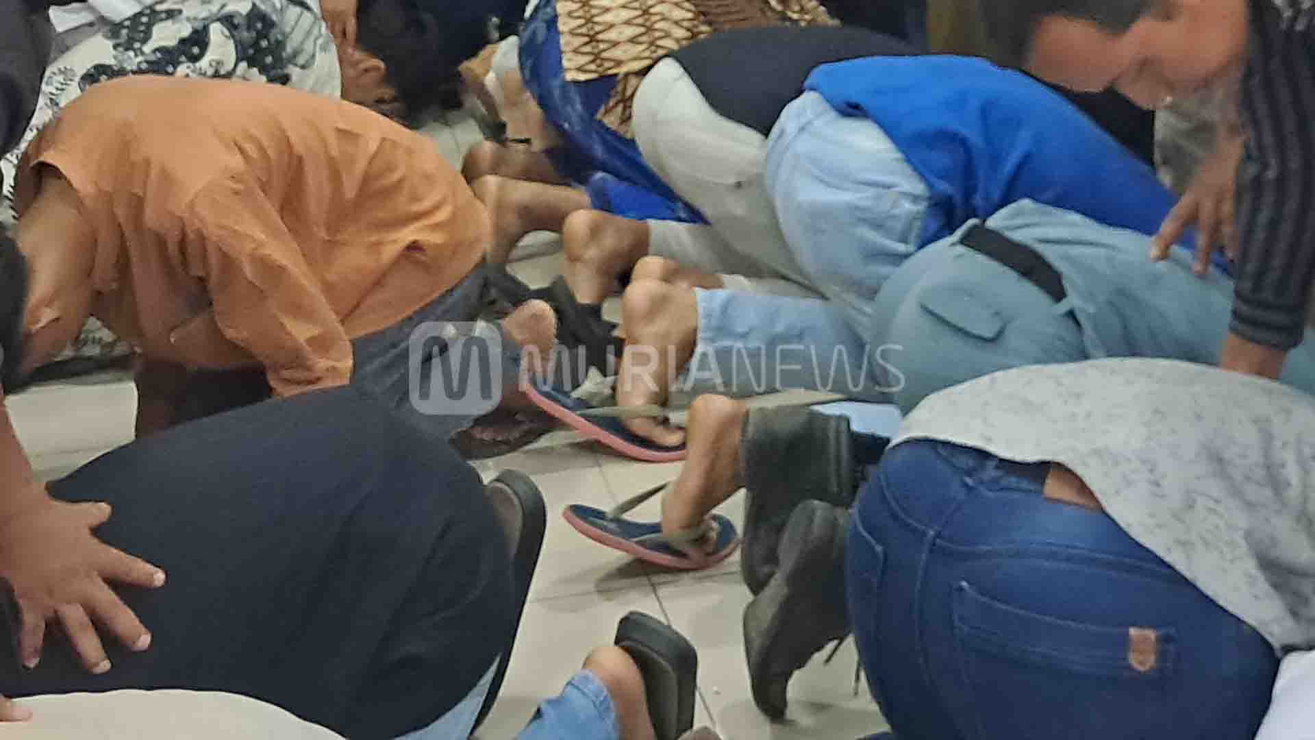 Usai Dibebaskan Polisi, Puluhan Demonstran Jepara Cium Kaki Orang Tua