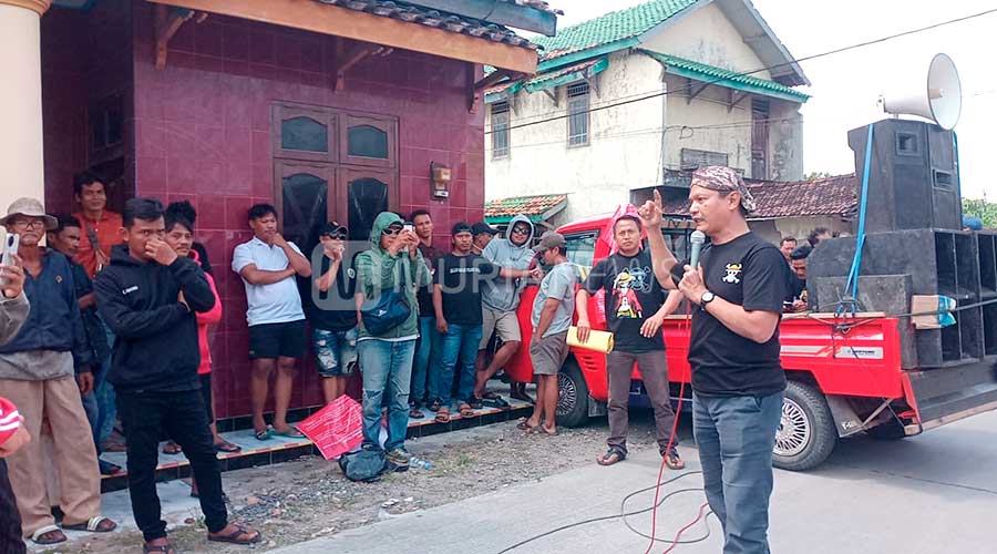 Pakai Kaus One Piece, Puluhan Warga Talun Pati Demo Balai Desa