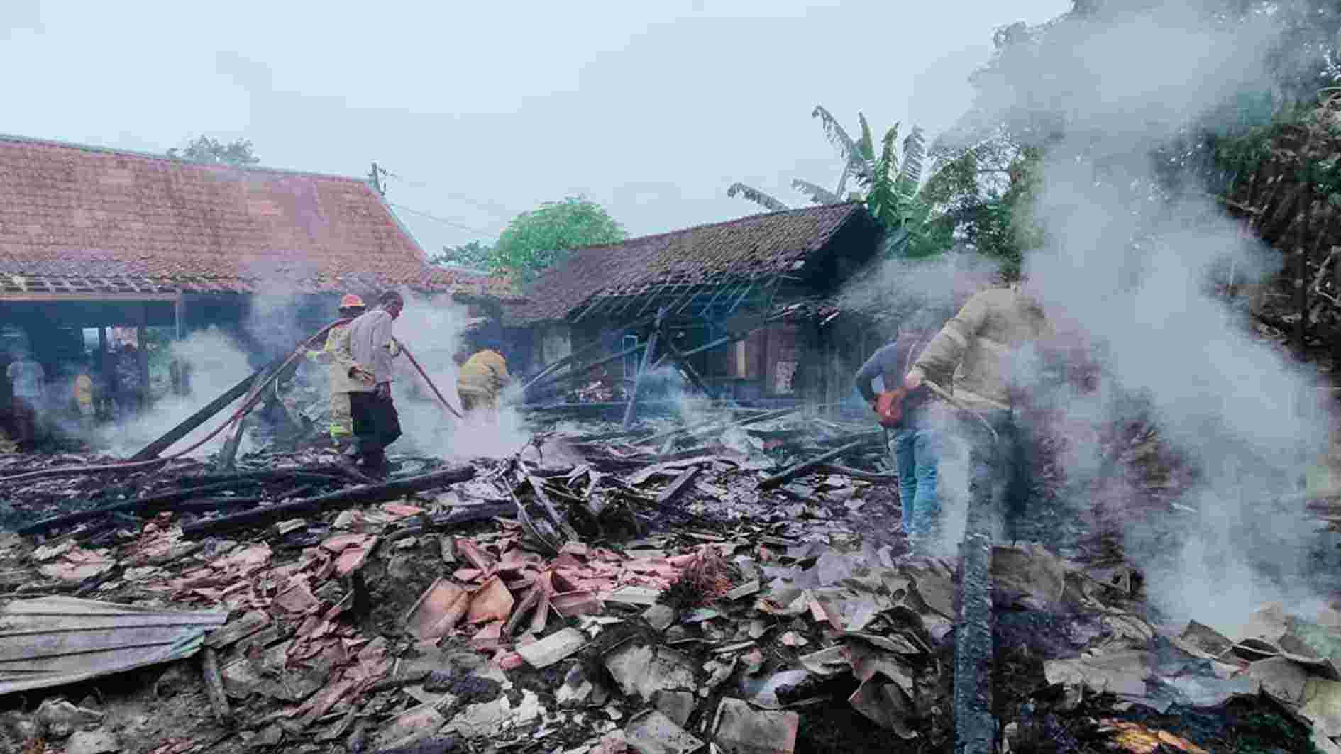 Diduga Korsleting dari Cas HP, Rumah di Keyongan Grobogan Terbakar