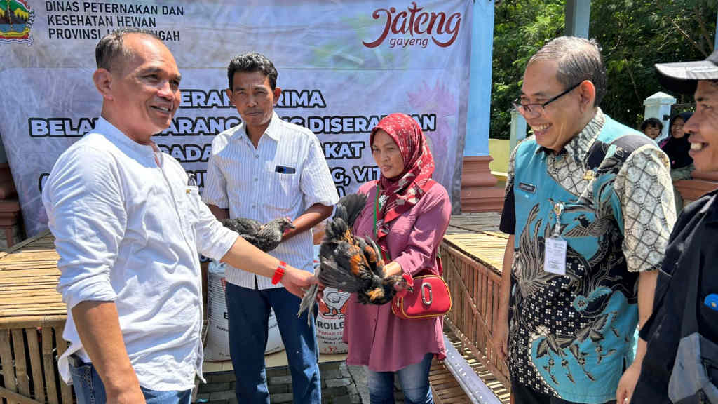 Dorong Pertumbuhan Perekonomian Warga, Sumanto Serahkan Bantuan Ayam