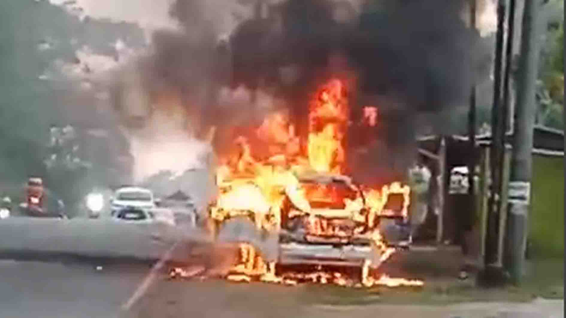 Viral Mobil Pikap Terbakar di Hutan Karet Jepara Jelang Magrib