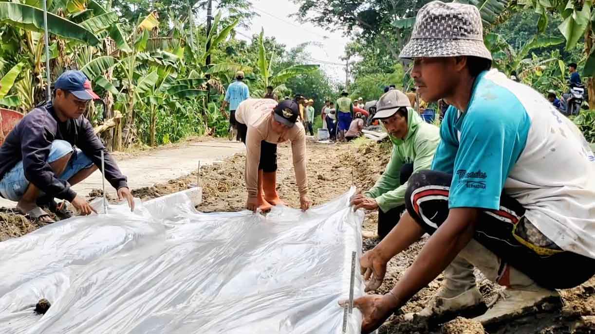 Puluhan Tahun Rusak, Warga Grobogan Swadaya Bangun Jalan Pakai Iuran