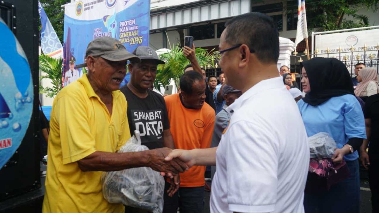 bupati-sudewo-bagi-bagi-ikan-laut-gratis-sampai-3-ton