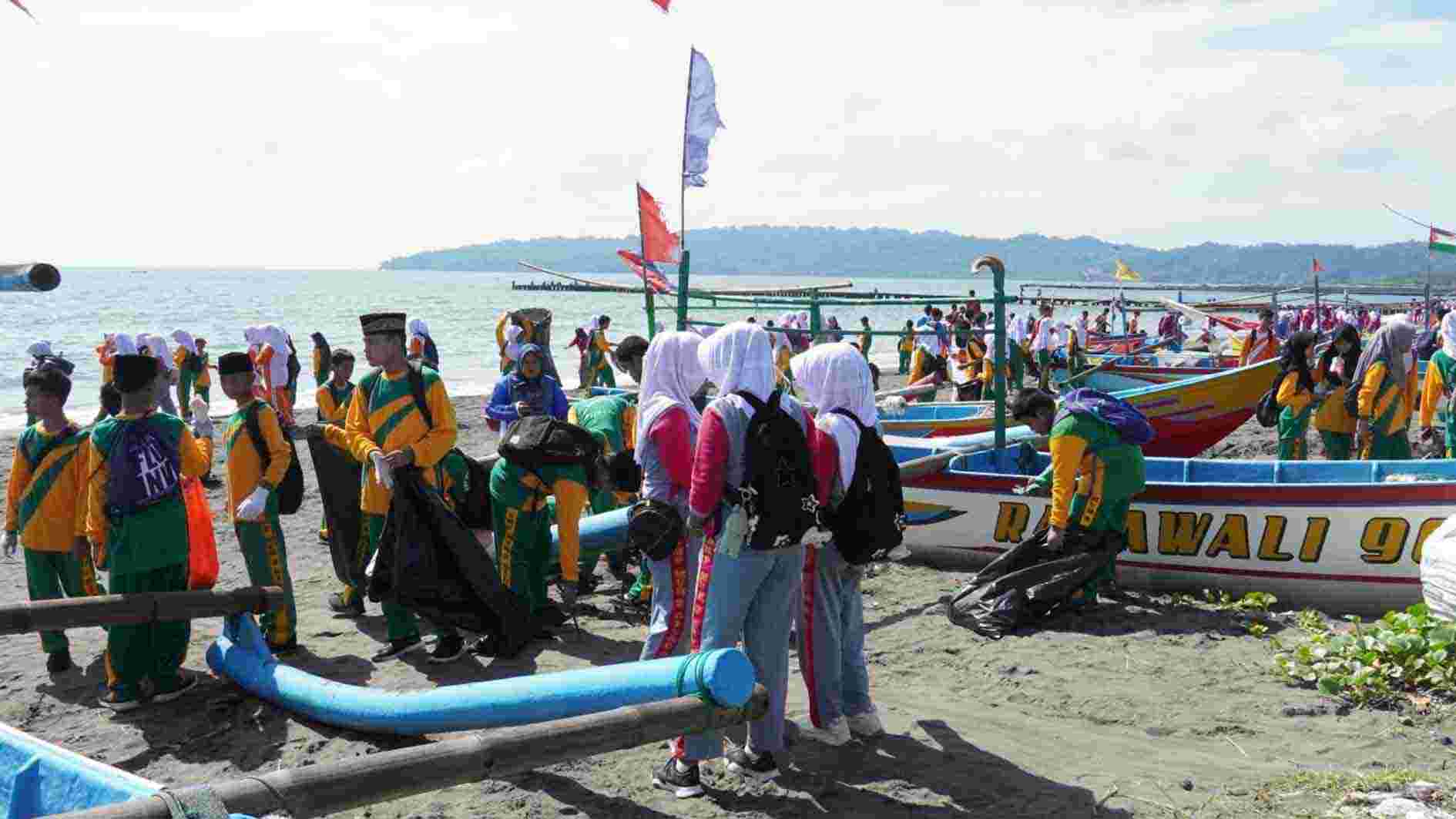 Forum Guru Muhammadiyah Cilacap Resik-Resik Pantai Teluk Penyu