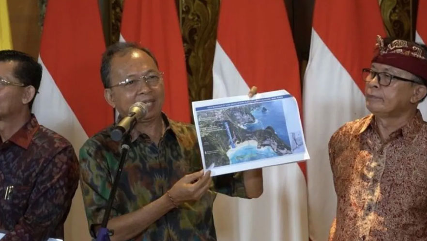 Pembangunan Lift Kaca Pantai Kelingking Dihentikan, Harus Dibongkar!