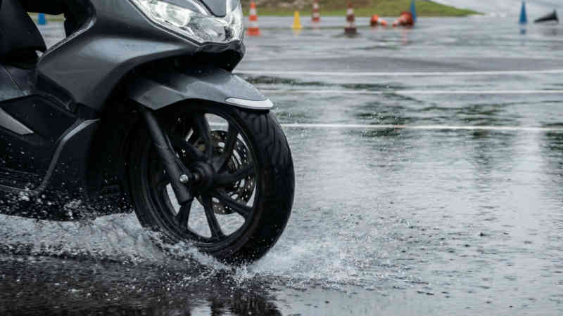 Awas Jalan Licin! Ini Trik Mengerem yang Aman Pakai Motor Matik