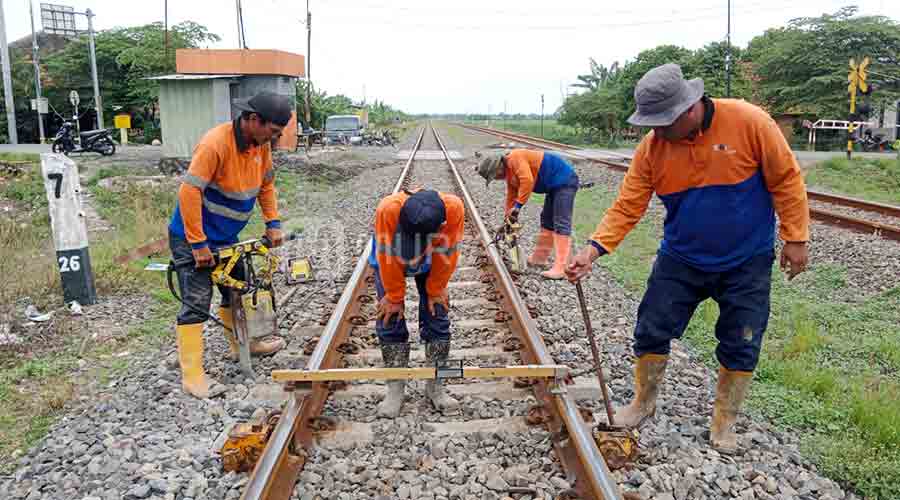 Jelang Nataru, 24 Titik Rel Kereta Api di Grobogan Diperbaiki