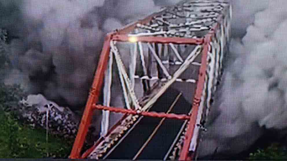 Semeru Luncurkan Wedus Gembel Hingga Jembatan Gladak Perak