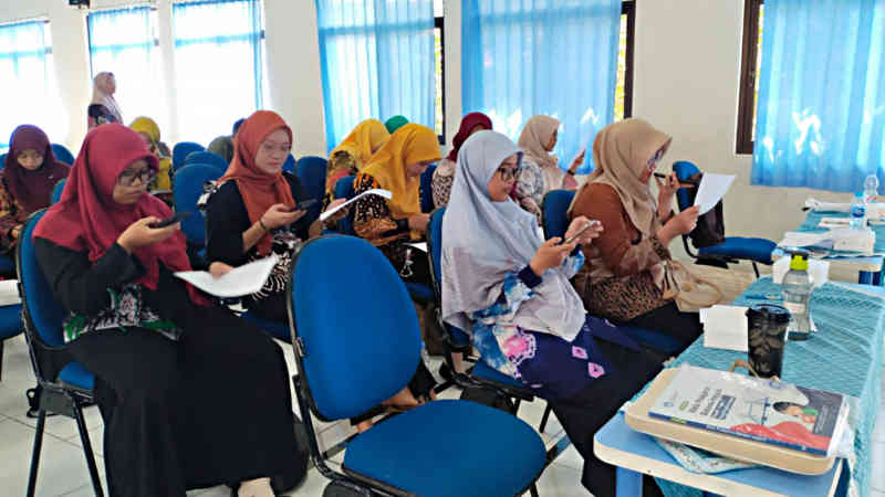 Guru Bahasa Inggris SD di Kudus Dilatih Modelling dan Drilling