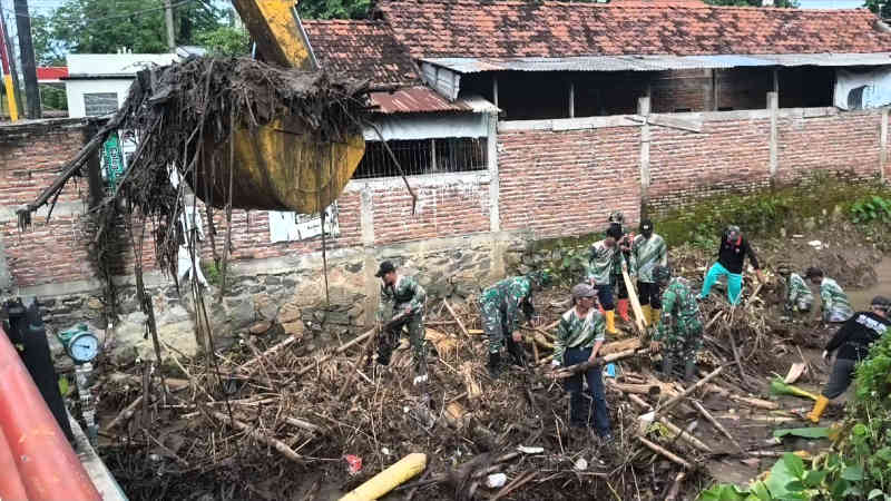 relawan-bersihkan-sungai-domas-kudus-gunungan-sampah-lenyap
