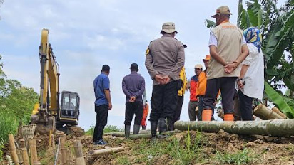 Pembangunan Tanggul Darurat di Ketitangwetan Pati Terkendala Cuaca
