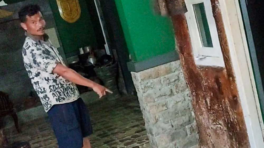 Lantai Rumah Warga Cianjur Keluarkan Bau Gas dan Hawa Panas