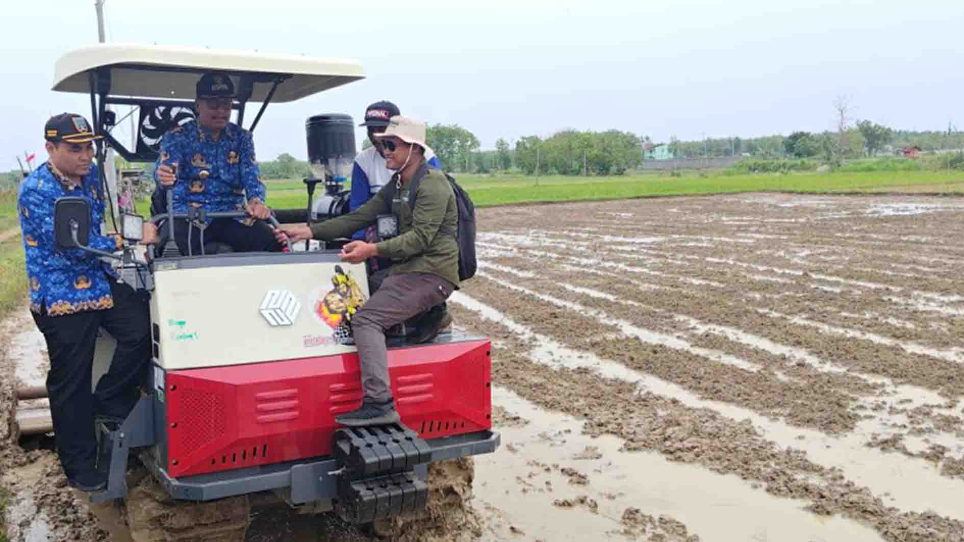 Pemkab Rembang Uji Coba Dua Alsintan Modern, Dorong Regenerasi Petani