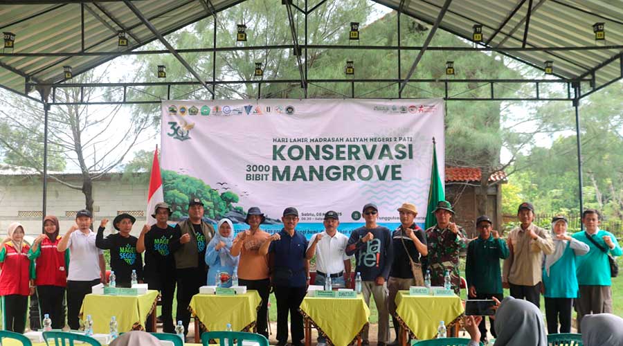 Cegah Abrasi, MAN 2 Pati Tanam Tiga Ribu Pohon Mangrove