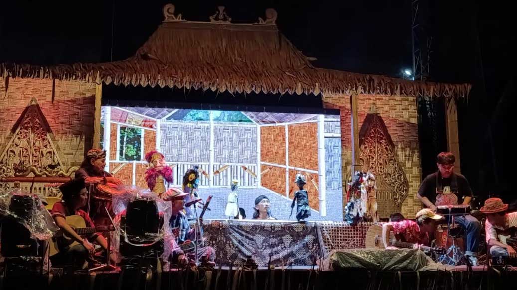 potret-meriah-festival-berkat-bandeng-pati-yang-hadirkan-wayang-sampah