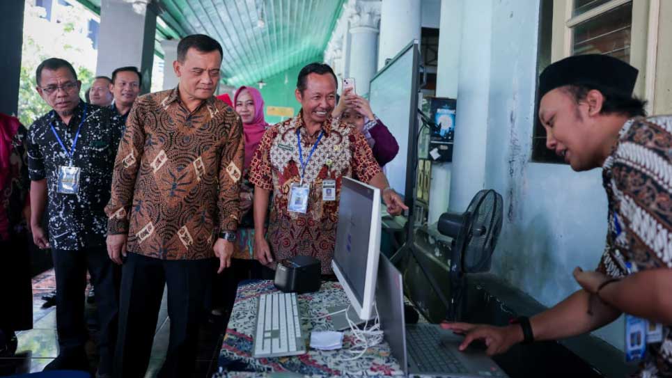 ahmad-luthfi-pastikan-spmb-jateng-berjalan-lancar-no-titip-no-jastip