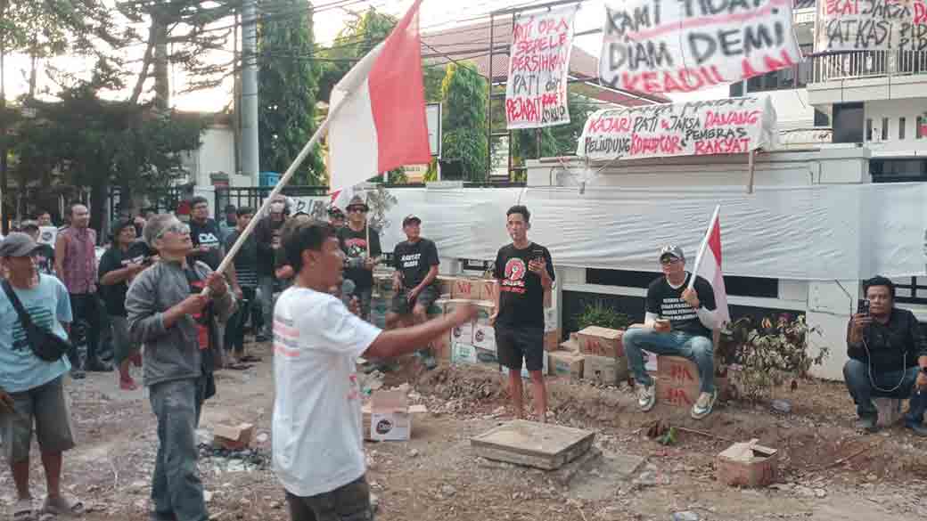 Demo AMPB di Kejari Pati, Massa Lempar Telur Busuk dan Bakar Ban