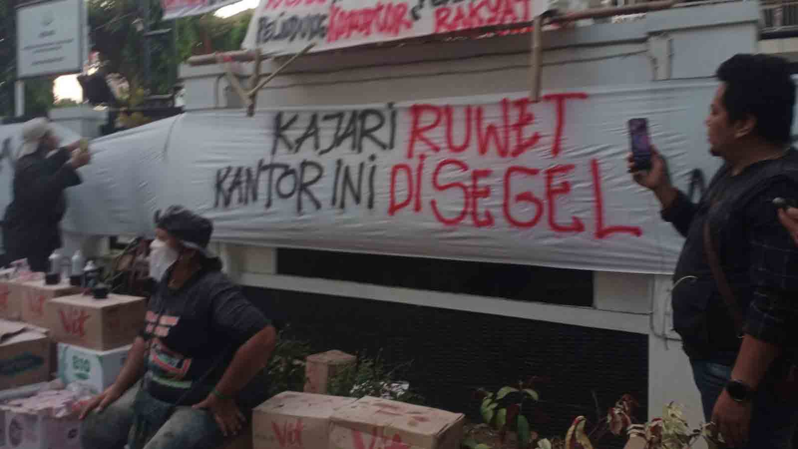 Demo Sempat Ricuh, AMPB Segel Kantor Kejari Pati