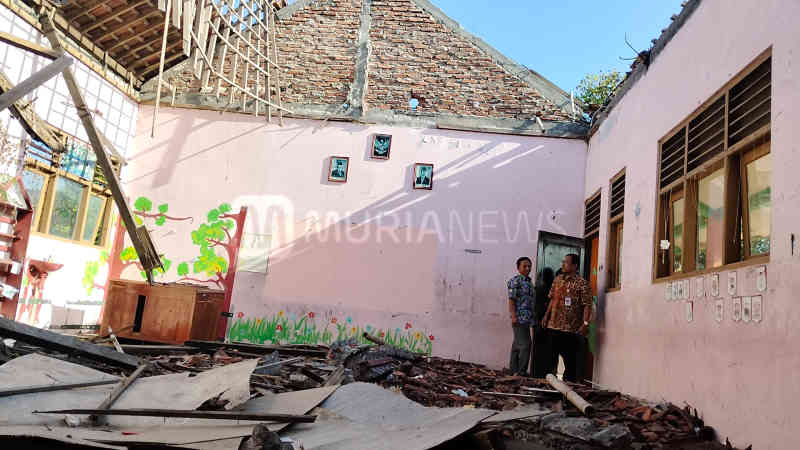 Viral Siswa Makan MBG Depan Kelas Ambrol, Disdik Jateng Ambil Tindakan