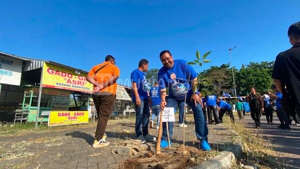 Pusat UMKM di Pati Sepi, Demokrat Bersihkan Alun-Alun Kembangjoyo Pati