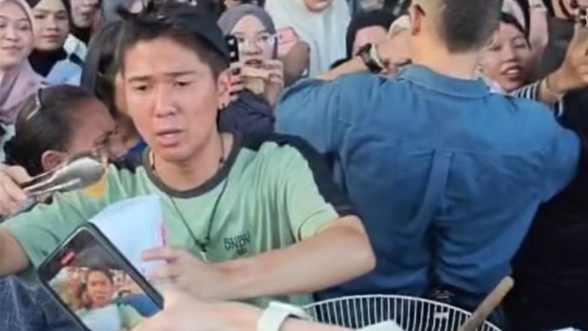 Potret Iqbaal Ramadhan Jualan Gorengan saat Promosikan Film Barunya