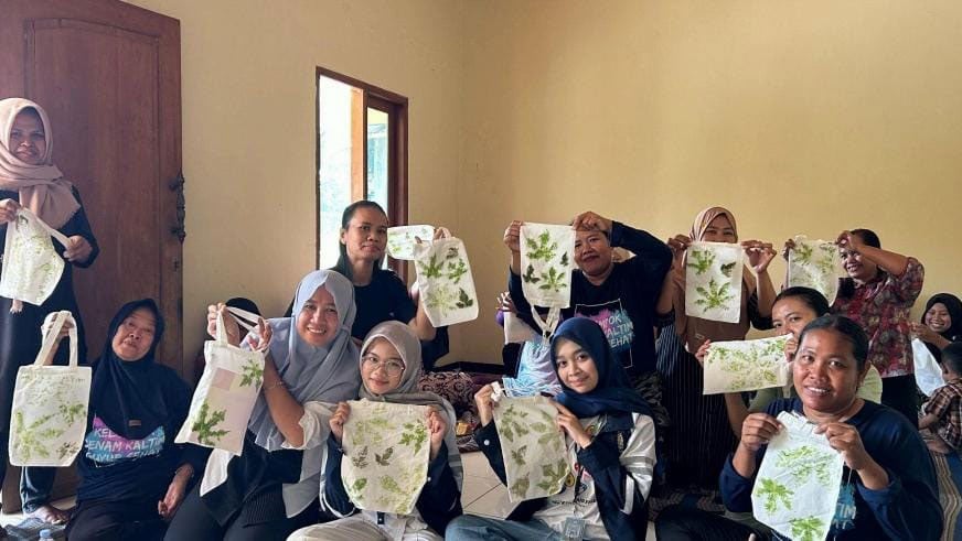 KKN-T 110 Undip Berdayakan KWT Desa Mluweh Lewat Pelatihan Ecoprint