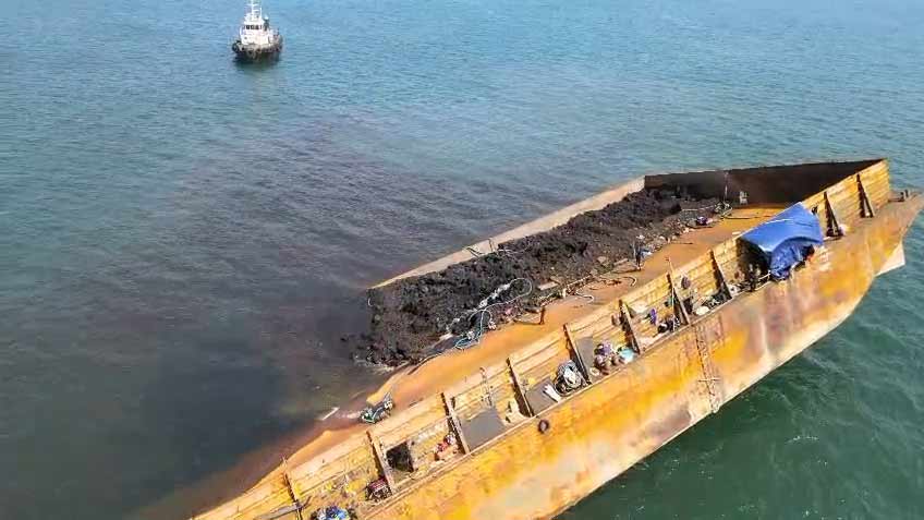 Tongkang yang Tenggelam di Perairan Jepara Mulai Dievakuasi
